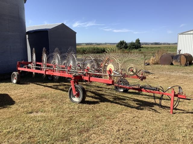 Image of Gehl 520 equipment image 1