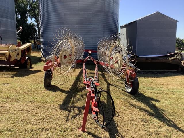 Image of Gehl 520 equipment image 3