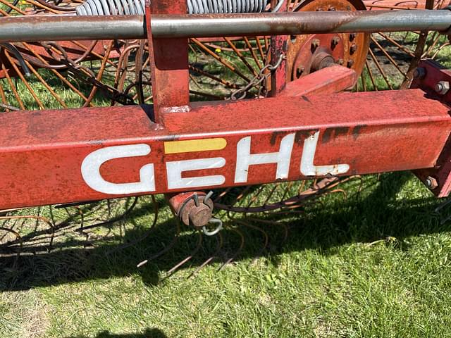 Image of Gehl 520 equipment image 4
