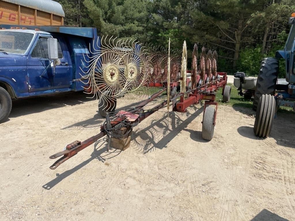 SOLD - Gehl 520 Lot No. 203a Hay and Forage | Tractor Zoom