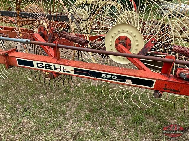 Image of Gehl 520 equipment image 4