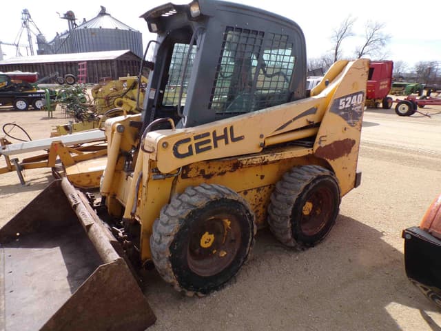 Image of Gehl 5240 equipment image 4