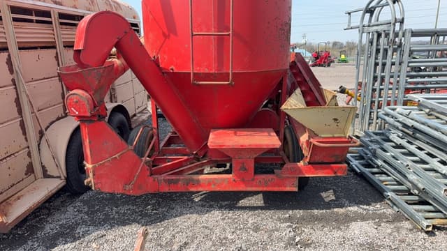 Image of Gehl 55 equipment image 2