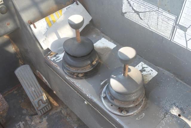 Image of Gehl 553 equipment image 4