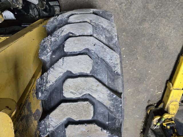 Image of Gehl 5640E equipment image 4