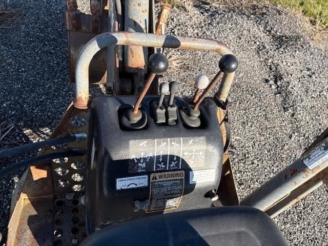 Image of Gehl 609 equipment image 2