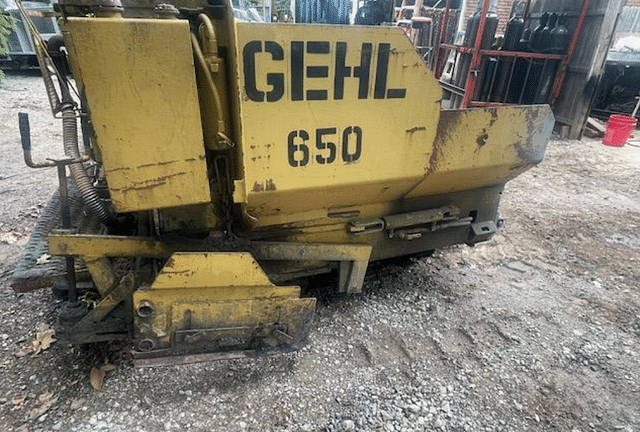 Image of Gehl 650 equipment image 2