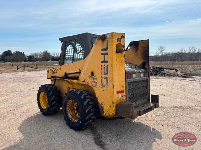 Image of Gehl 6635 SXT equipment image 2