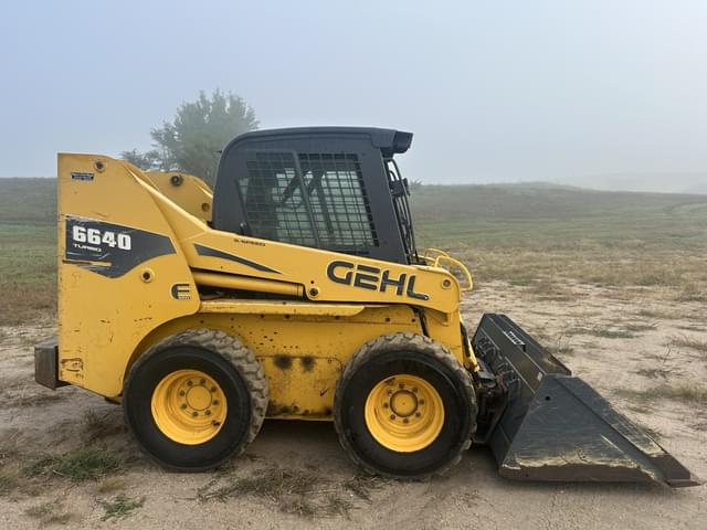 Image of Gehl 6640 equipment image 1