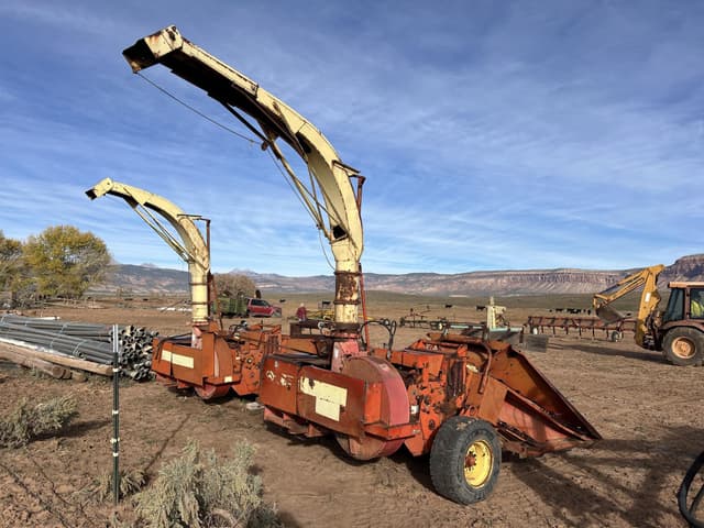 Image of Gehl 800 equipment image 1