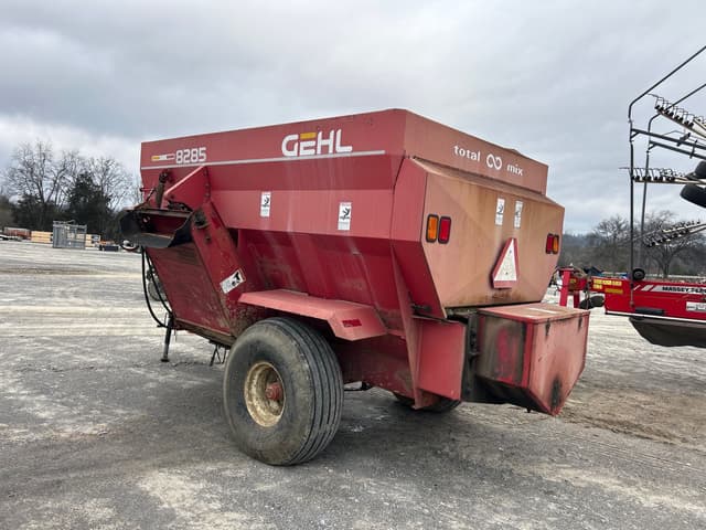 Image of Gehl 8285 equipment image 1