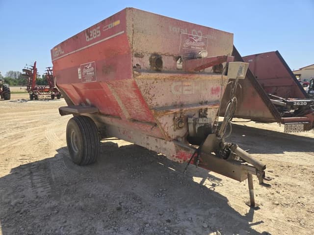 Image of Gehl 8285 equipment image 2