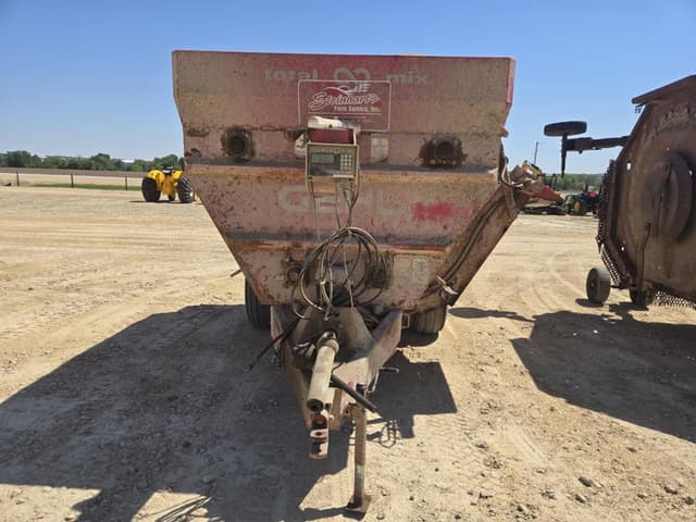 Image of Gehl 8285 equipment image 1