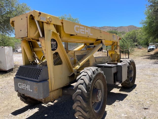 Image of Gehl 883 equipment image 4