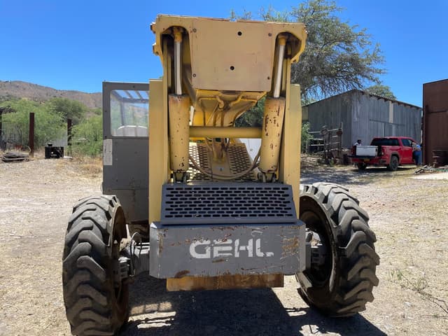 Image of Gehl 883 equipment image 2
