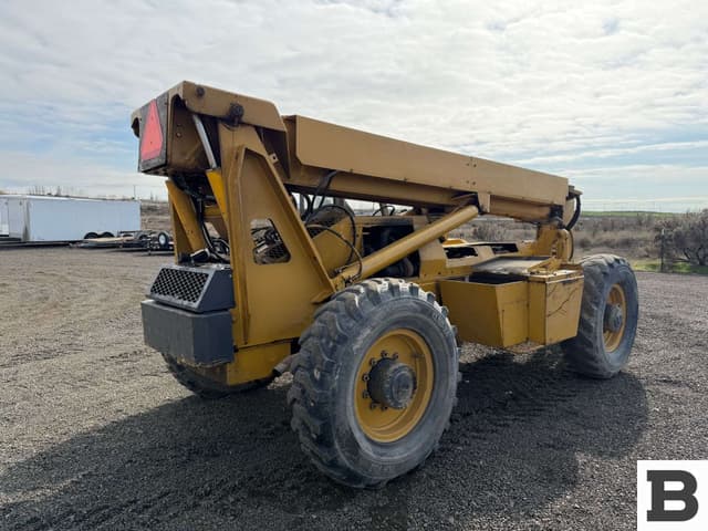 Image of Gehl 883 equipment image 4