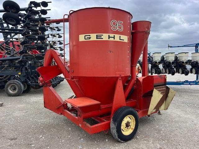 Image of Gehl 95 equipment image 2