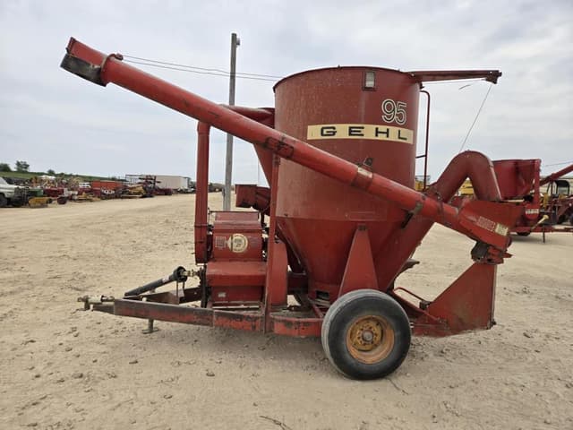 Image of Gehl 95 equipment image 2