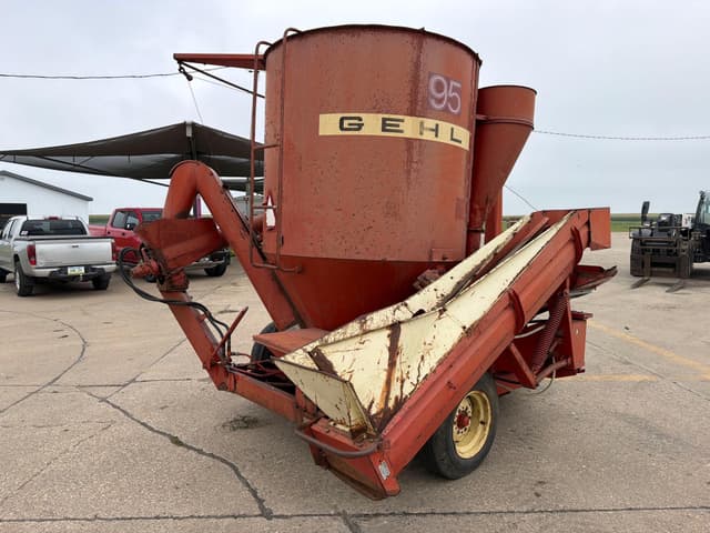 Image of Gehl 95 equipment image 4