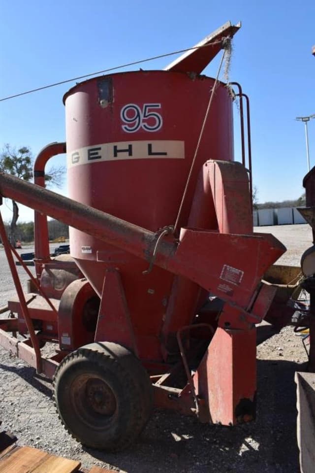 Image of Gehl 95 equipment image 4