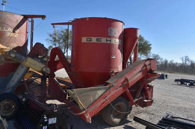 Image of Gehl 95 equipment image 2