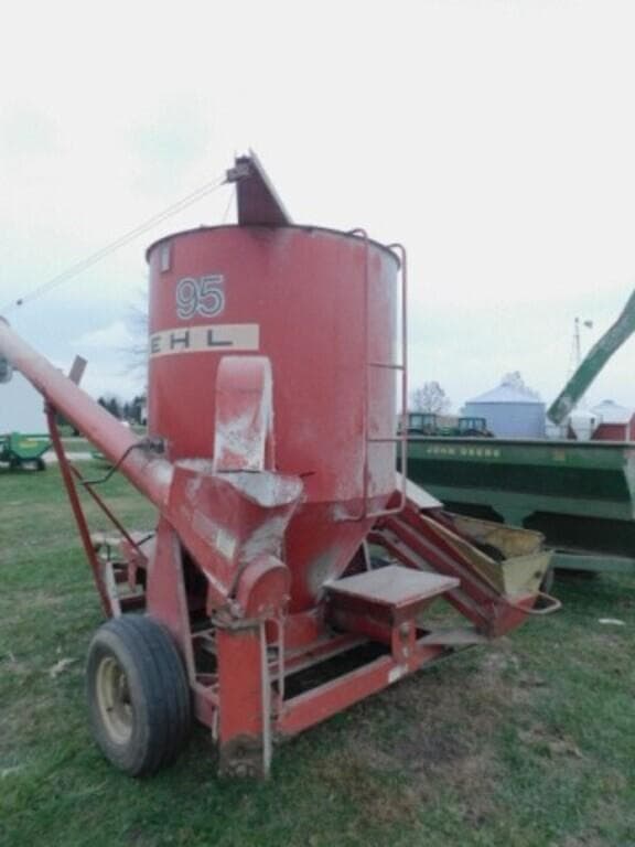 Image of Gehl 95 equipment image 2