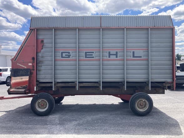 Image of Gehl 970 equipment image 2