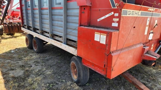 Image of Gehl 970 equipment image 1