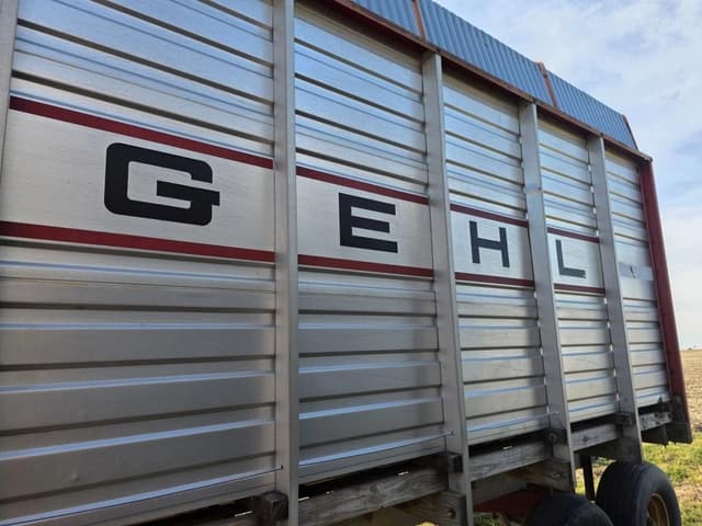 Image of Gehl 970 equipment image 2