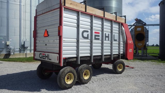 Image of Gehl 980 equipment image 2