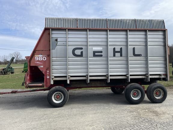 Image of Gehl 980 equipment image 2