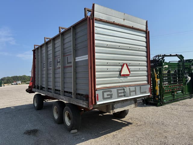 Image of Gehl BU970 equipment image 3