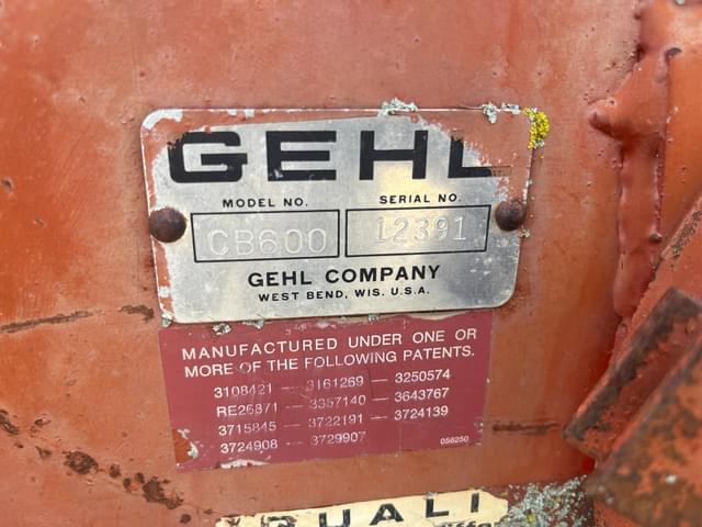 Image of Gehl CB600 equipment image 4