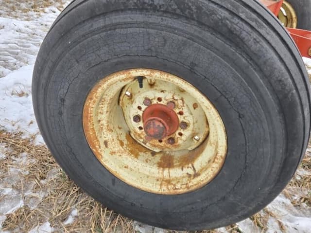 Image of Gehl G1056 equipment image 4