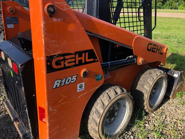 Image of Gehl R105 equipment image 4
