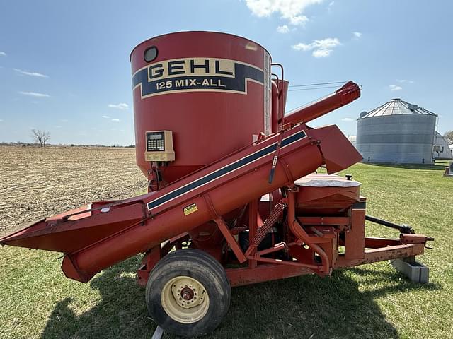 Image of Gehl 125 equipment image 4