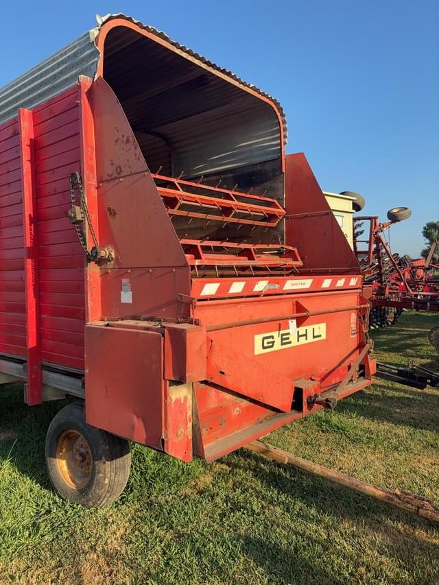 Image of Gehl BU810 equipment image 3
