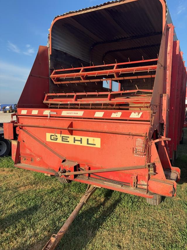 Image of Gehl BU810 equipment image 1