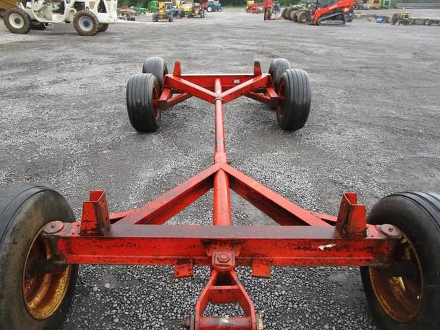 Image of Gehl 1056 equipment image 1