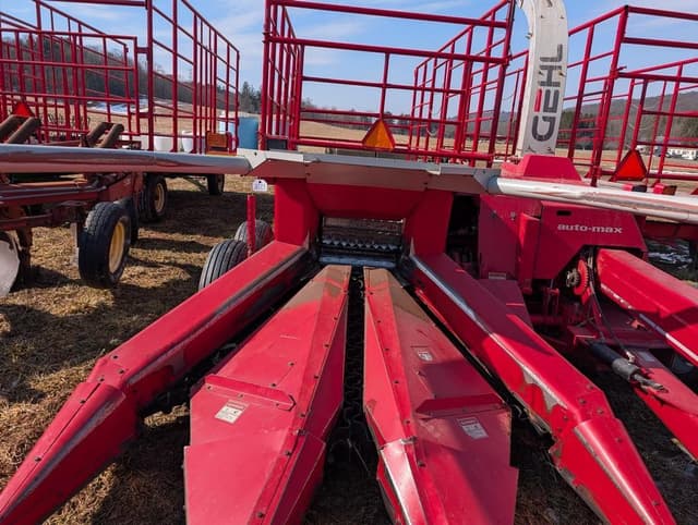 Image of Gehl TR330 equipment image 2