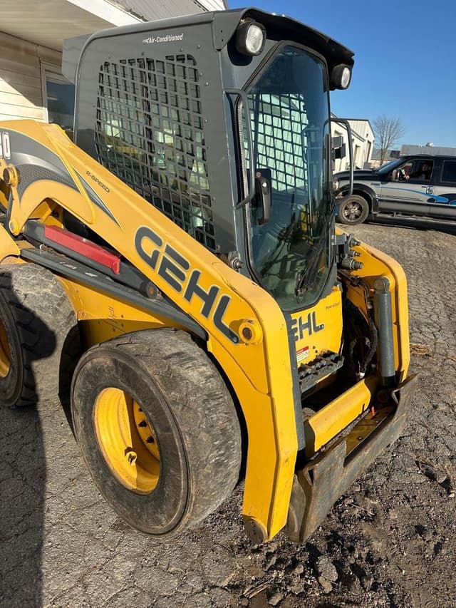 Image of Gehl V330 equipment image 2