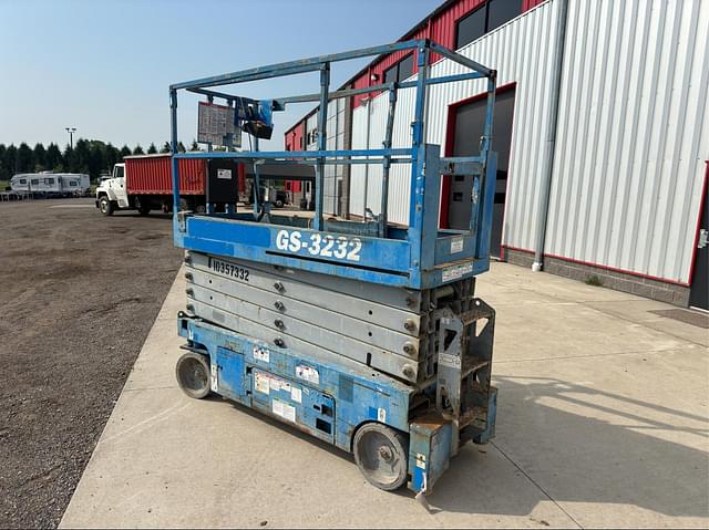 Image of Genie GS3232 equipment image 3