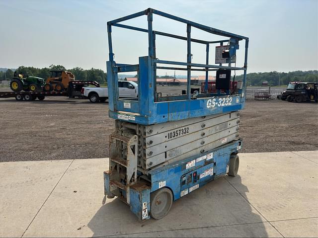 Image of Genie GS3232 equipment image 2