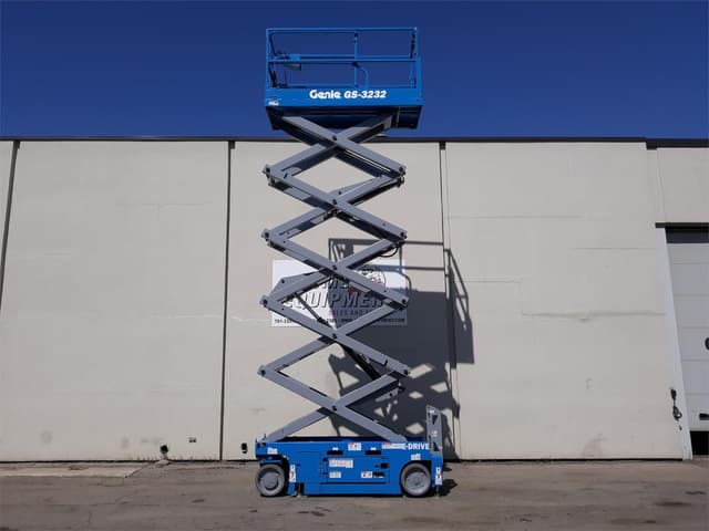 Image of Genie GS3232 equipment image 2