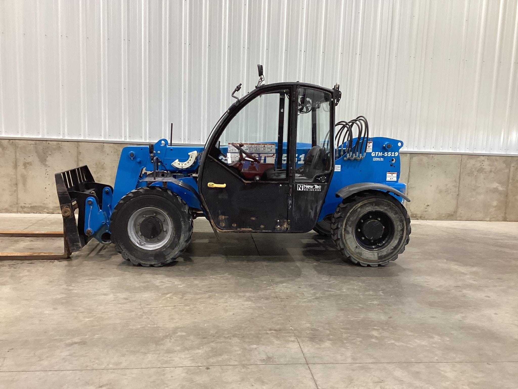 2017 Genie GTH5519 Equipment Image0