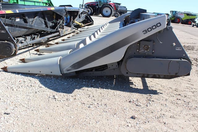 Image of Gleaner 1230 equipment image 1