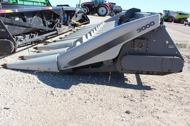 Image of Gleaner 1230 equipment image 1