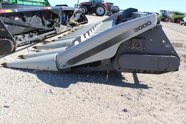Image of Gleaner 1230 equipment image 1
