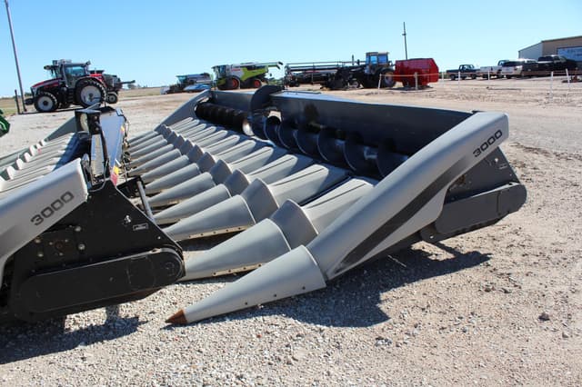 Image of Gleaner 1230 equipment image 2