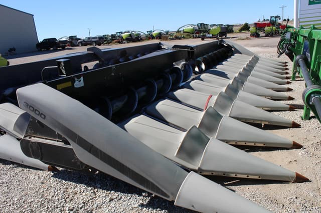 Image of Gleaner 1230 equipment image 3